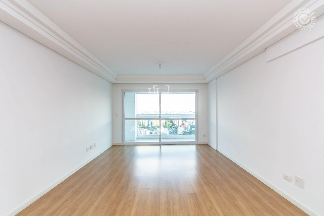 Balcony with a grill in a 2-bedroom apartment, 99 m² — photo 9