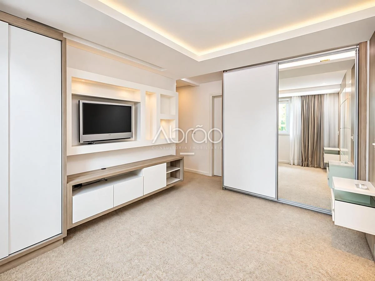 Furnished apartment, 192 m², with a glass-enclosed balcony — photo 7