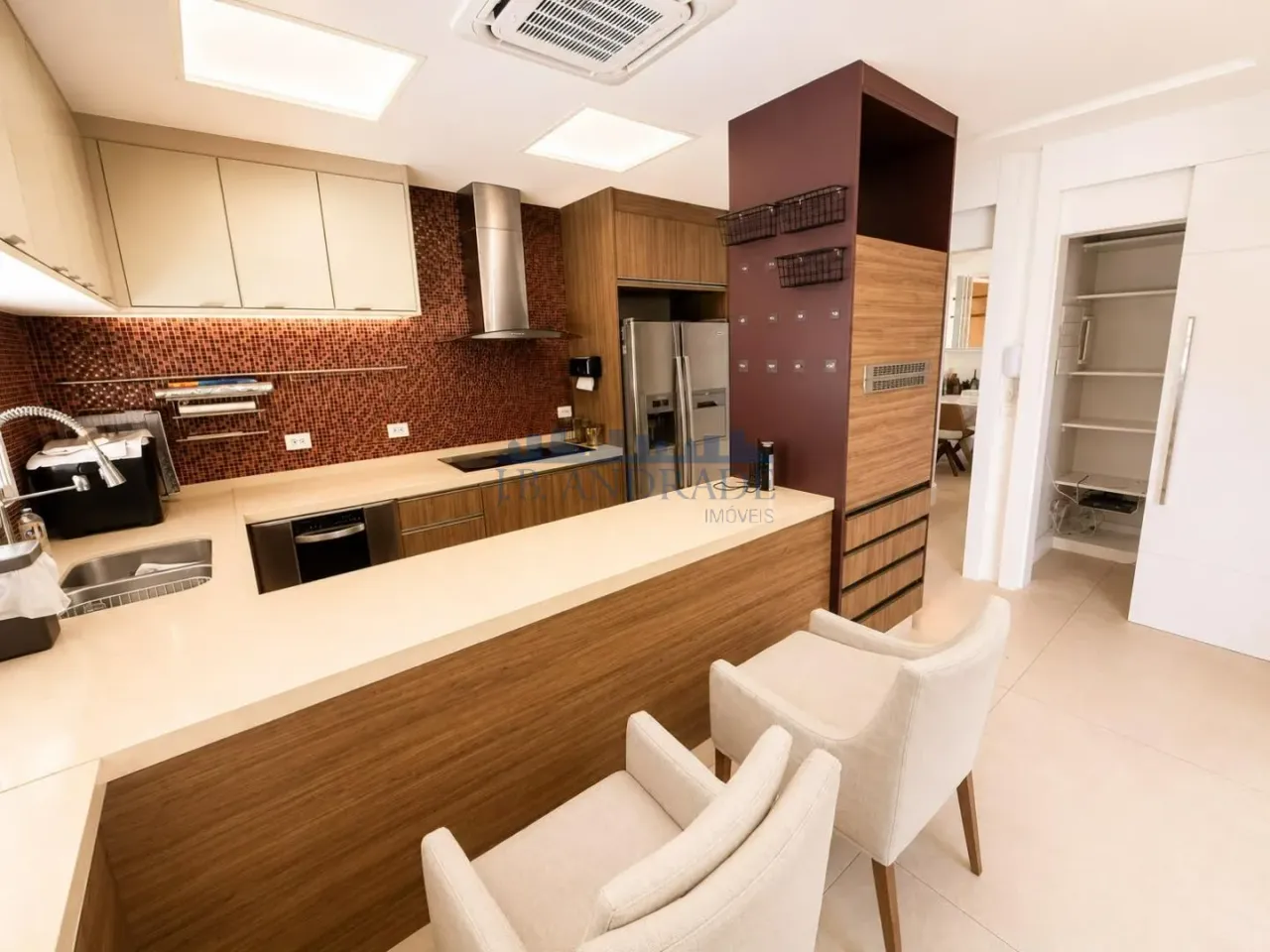 Furnished apartment with 4 bedrooms, 3 bathrooms and a balcony — photo 3
