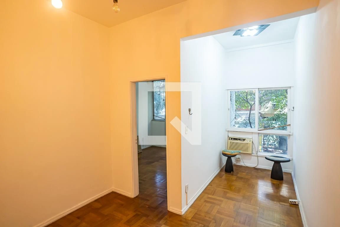 One-bedroom apartment with wood or laminate floors — photo 28
