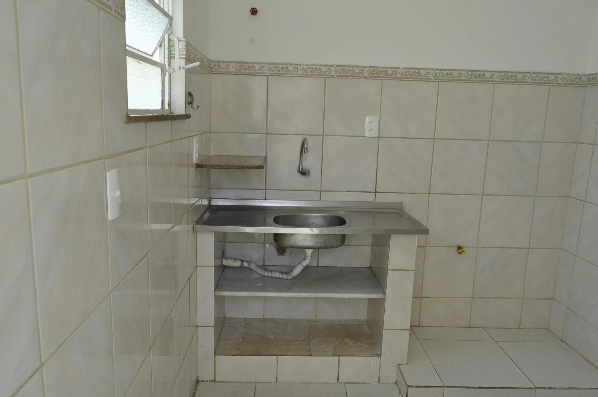 Wood or laminate floors in a 2-bedroom apartment, 85 m² — photo 8