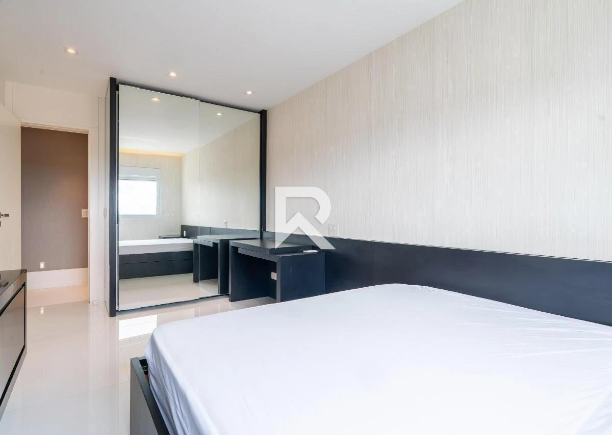 276 m² apartment with a bathtub and floor-to-ceiling windows — photo 12