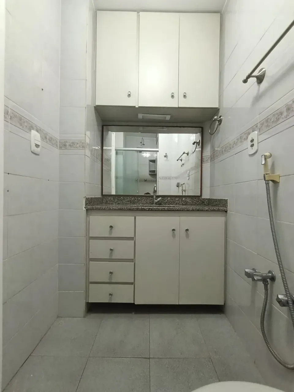 1-bedroom apartment with a glass-enclosed shower — photo 5
