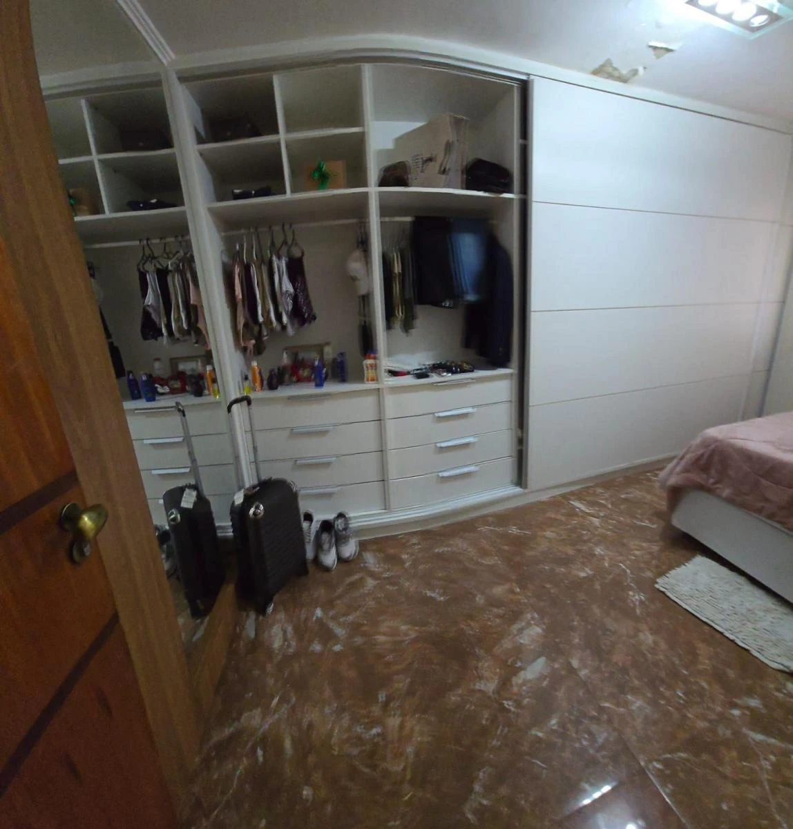 Walk-in closet in a 4-bedroom house, 220 m² — photo 13