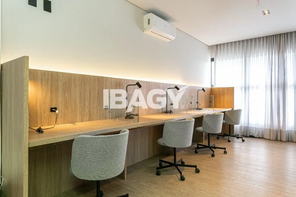 Studio with a glassed-in balcony and open-plan kitchen — photo 10