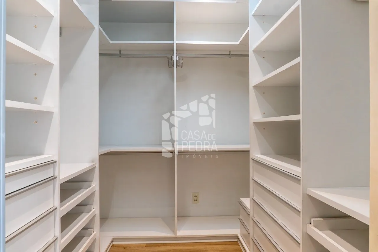4-bedroom apartment with enclosed glass balcony — photo 22