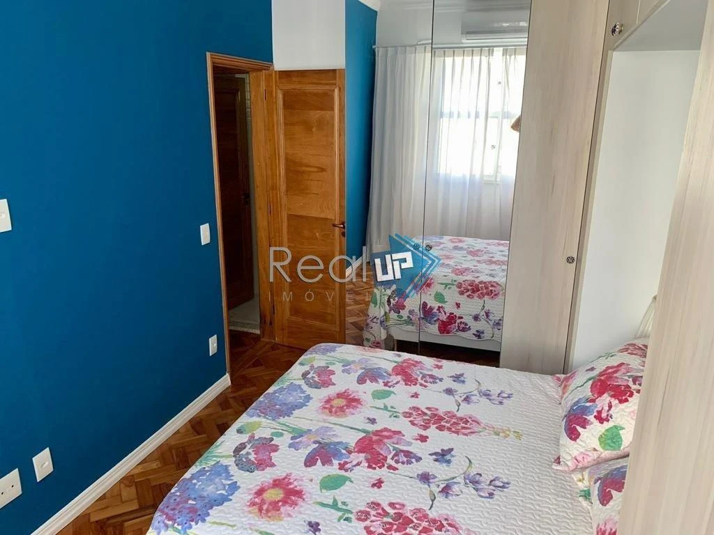 Wood or laminate floors in a 2-bedroom apartment, 80 m² — photo 12