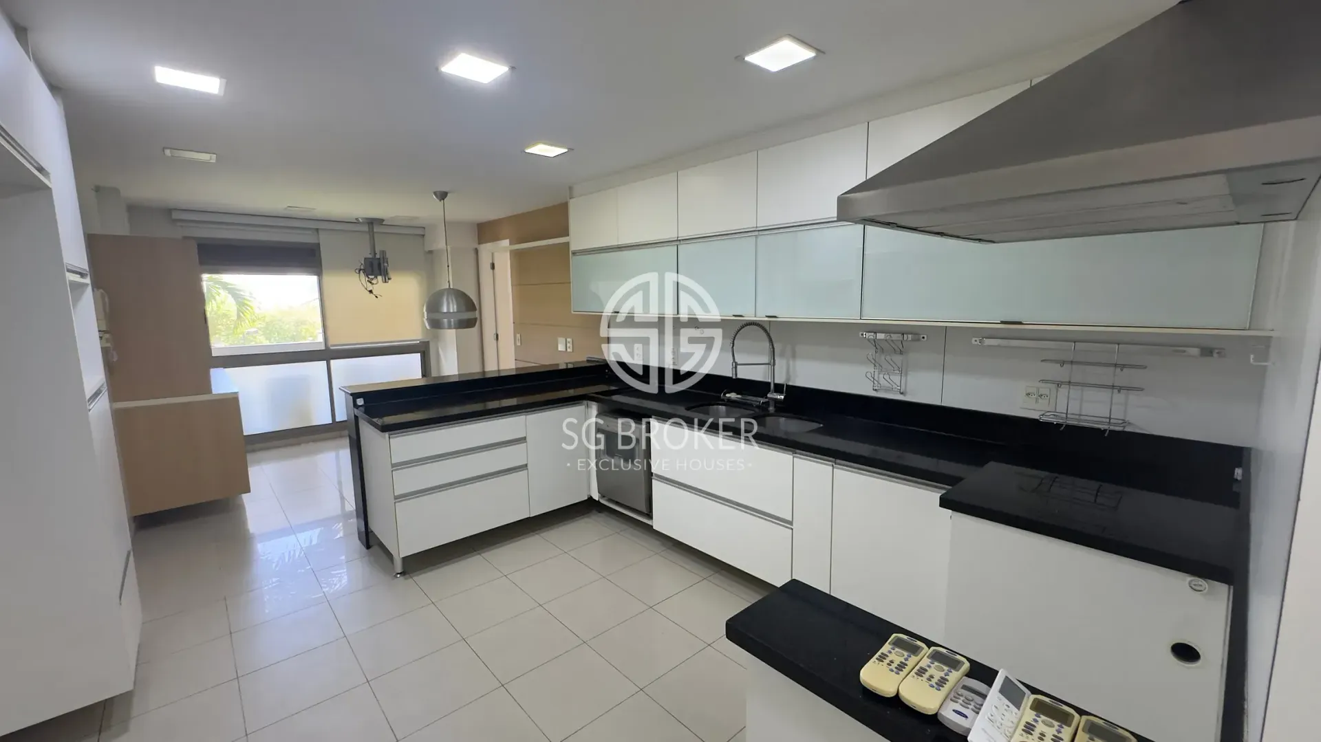 Apartamento com cozinha integrada e 4 dormitórios — photo 11