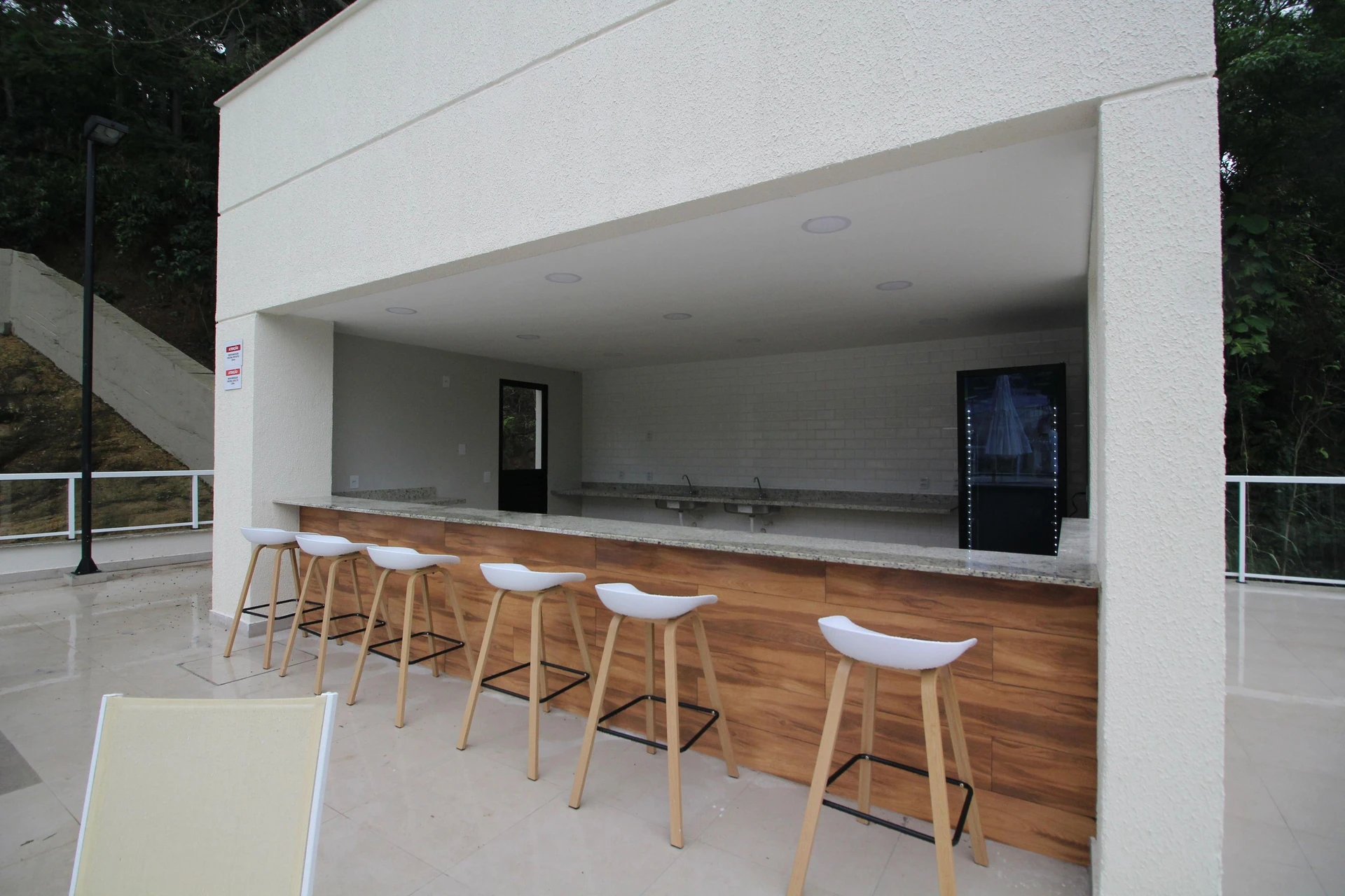 Unfurnished 2-bedroom apartment with balcony and private garden — photo 14