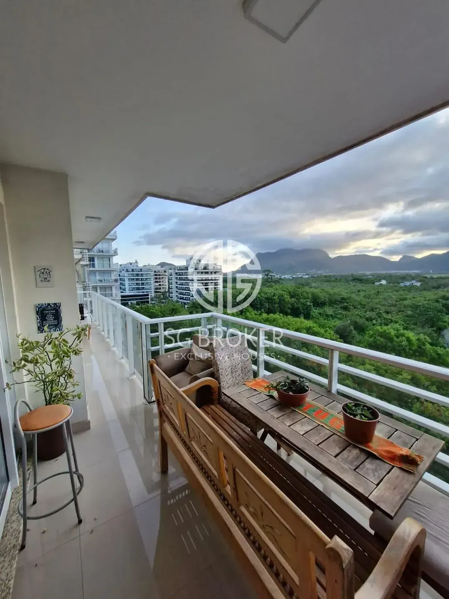 Glass-enclosed balcony in a 3-bedroom apartment, 91 m² — photo 8