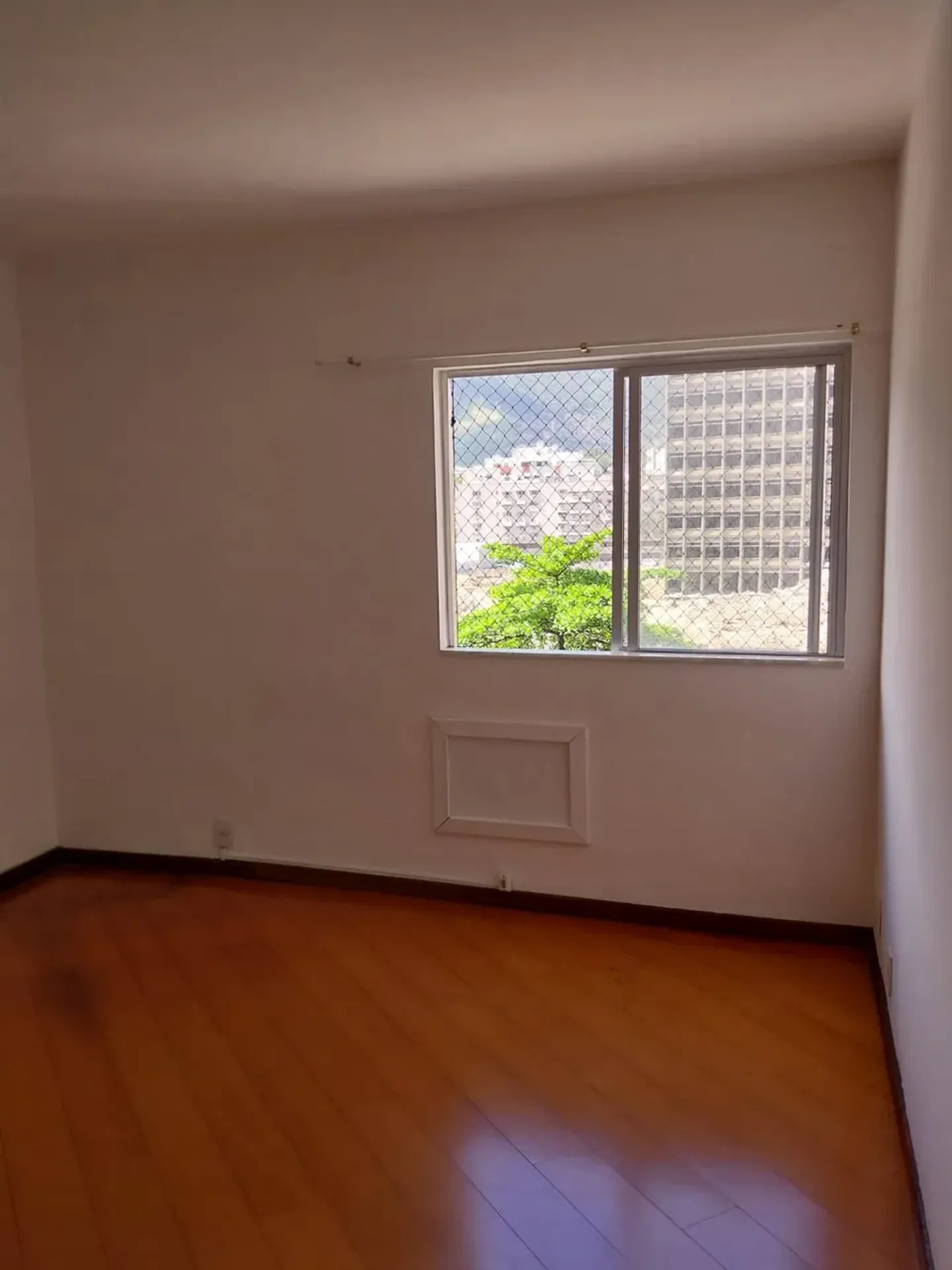 One-bedroom apartment with wood or laminate floors — photo 10