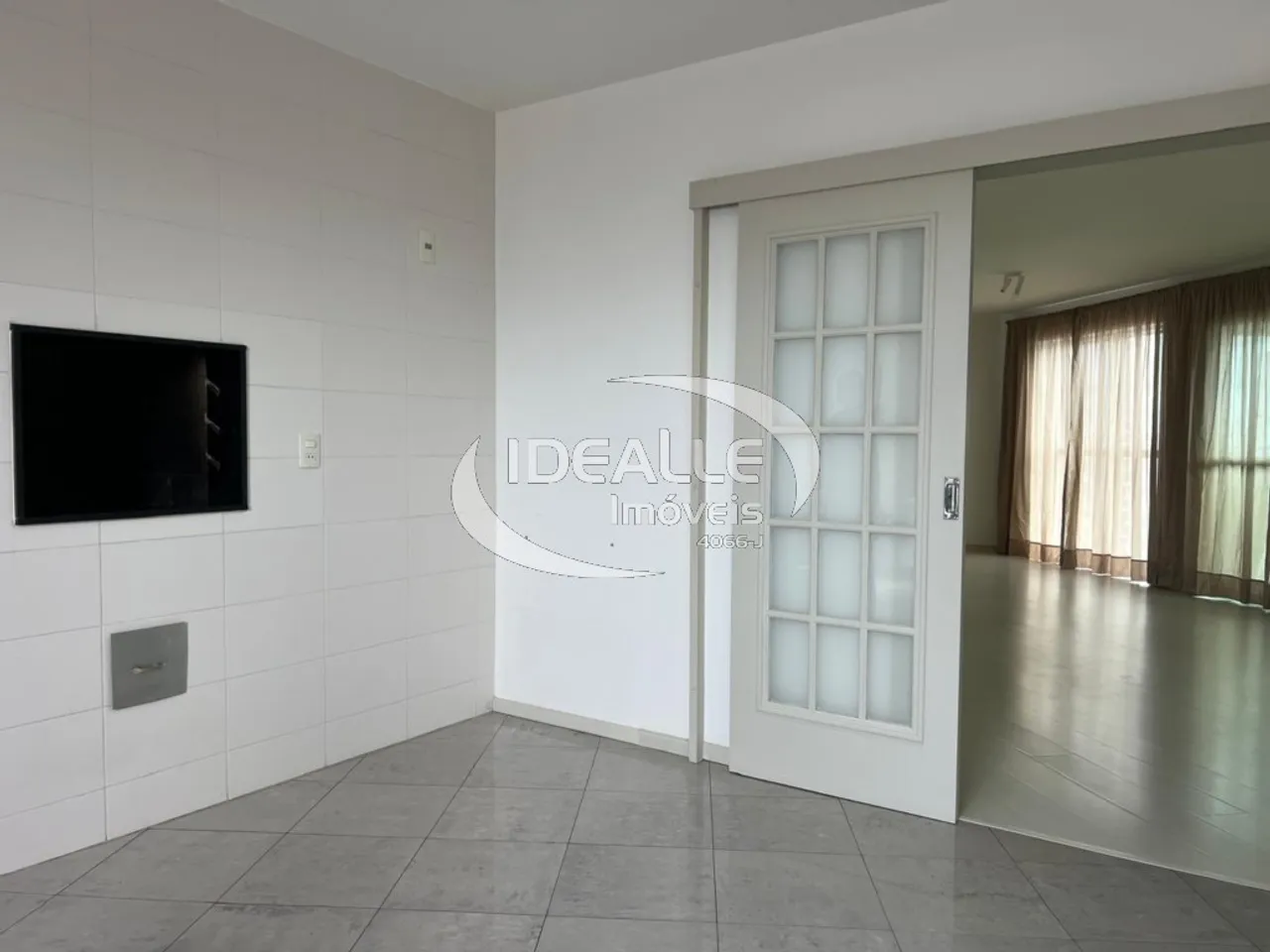 3-bedroom apartment with enclosed balcony and 2 parking spots — photo 9