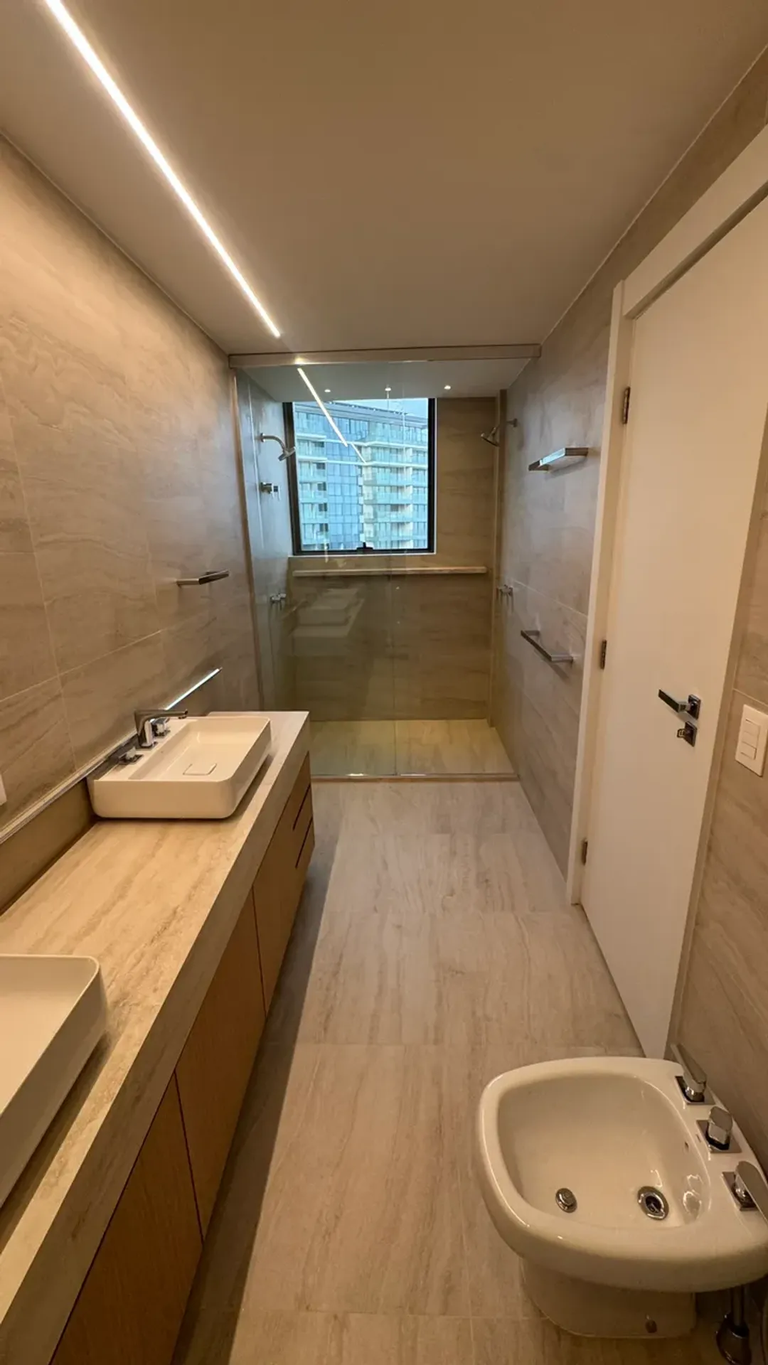Apartment with 4 bedrooms, 5 bathrooms and enclosed balcony — photo 17