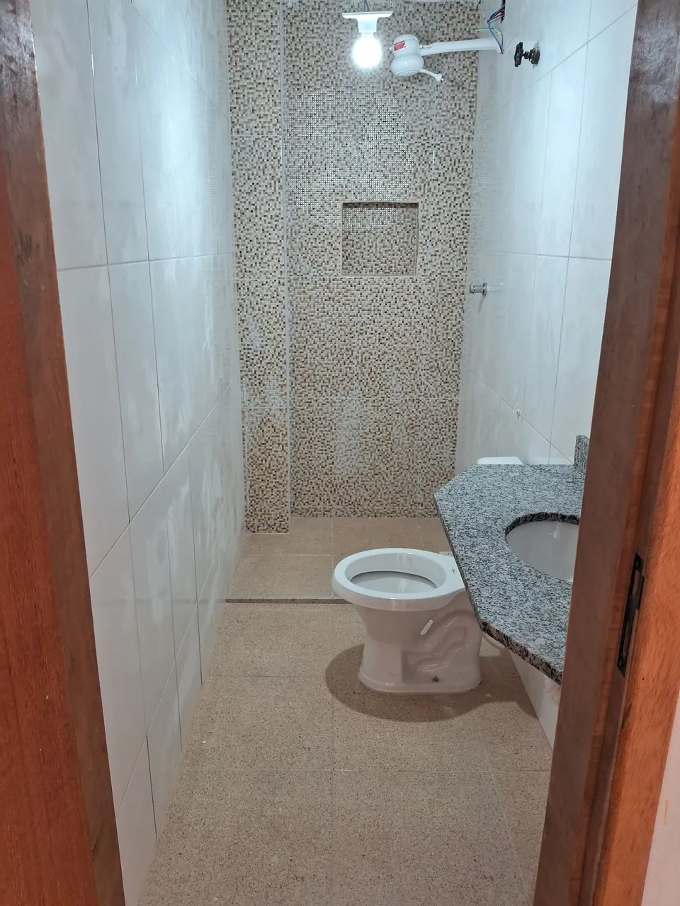 One-bedroom apartment with wood or laminate floors — photo 5