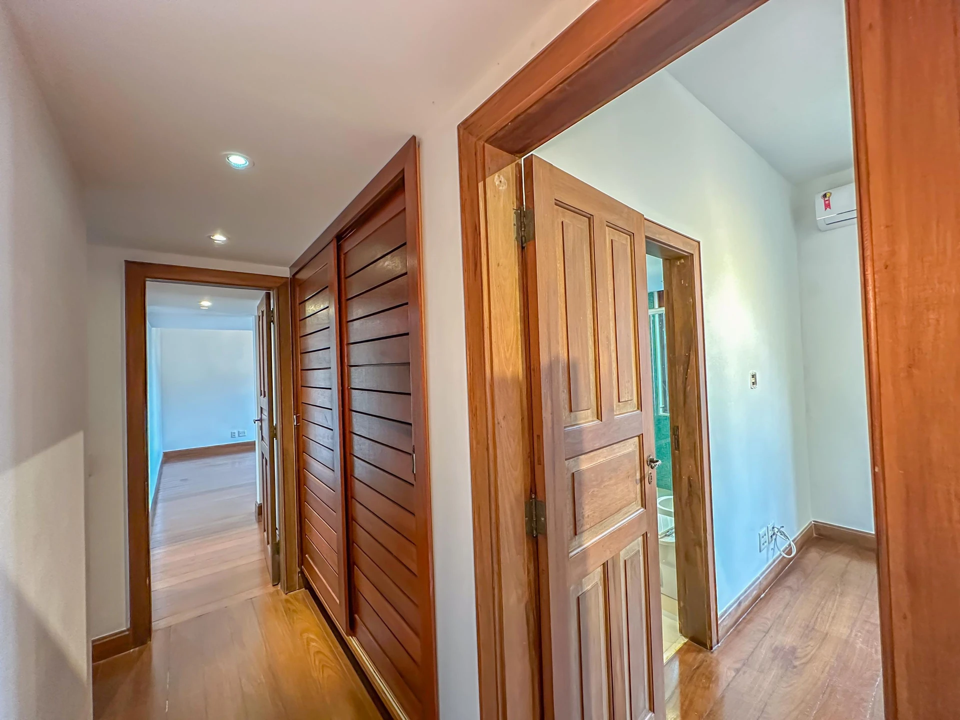 Apartment, 275 m², with a glass-enclosed balcony — photo 78