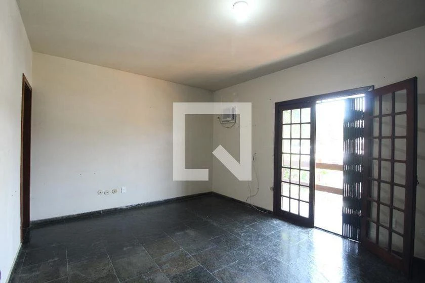 265 m² house with a home office and a bathtub — photo 11