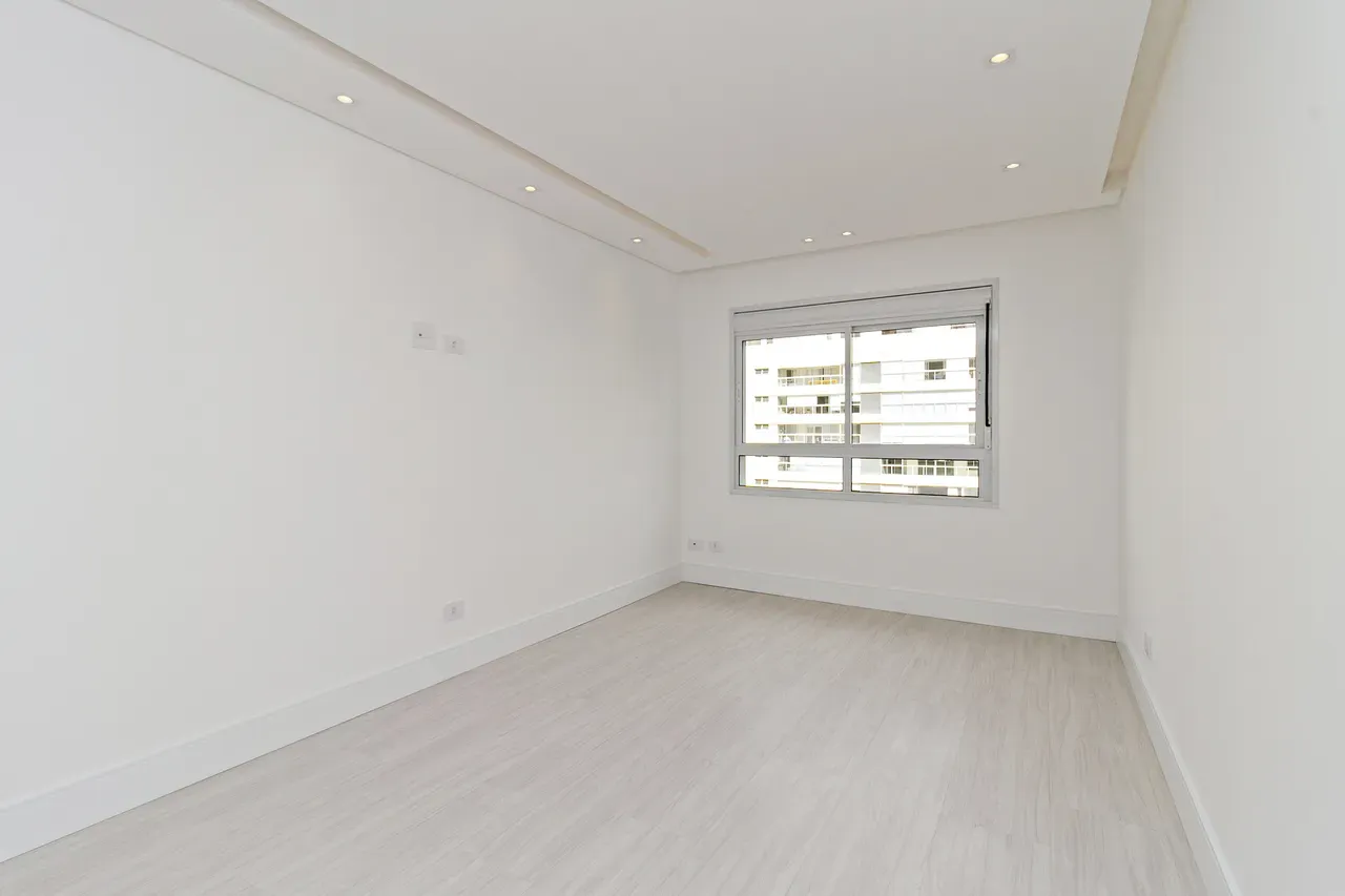 Balcony with a grill in a 4-bedroom apartment, 158 m² — photo 39