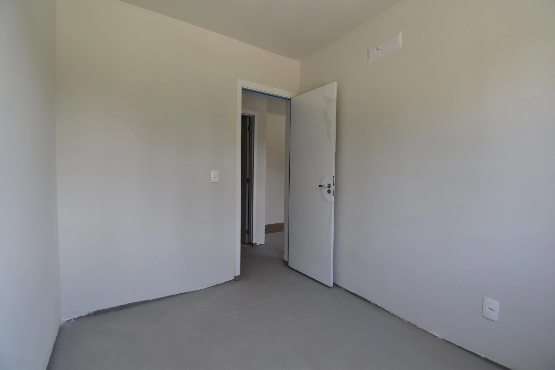 Balcony with a grill in a 2-bedroom apartment, 53 m² — photo 46