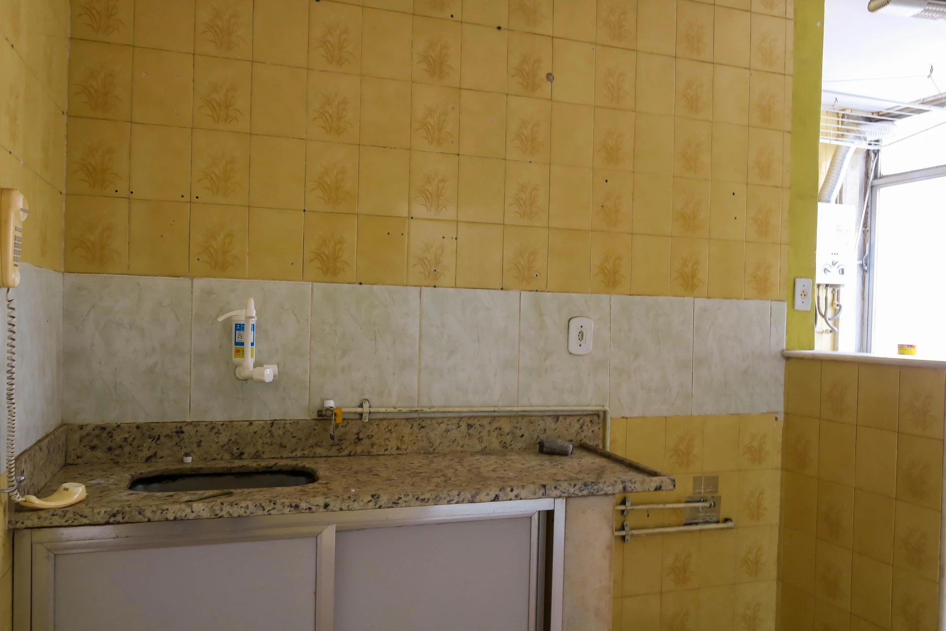 Apartment with 2 bedrooms and an enclosed glass balcony — photo 3
