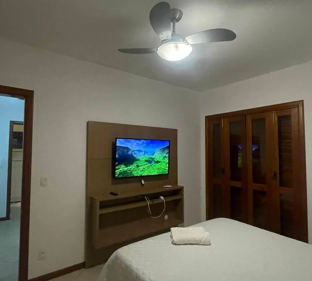 232 m² house with a walk-in closet and a bathtub — photo 5