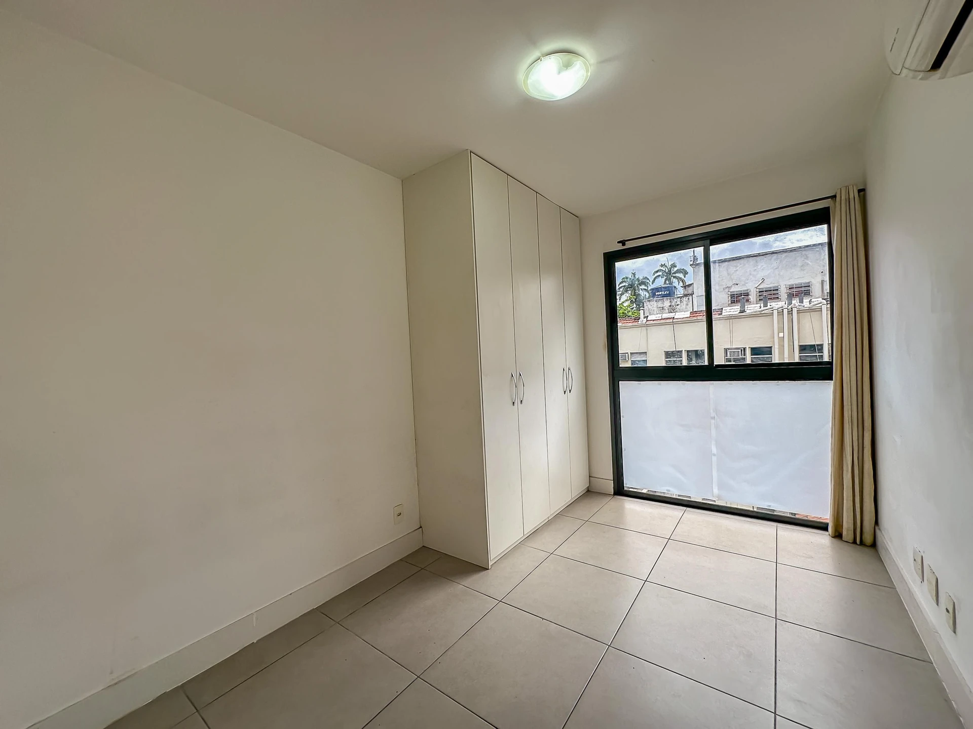 Furnished apartment, 42 m², with a glass-enclosed balcony — photo 5