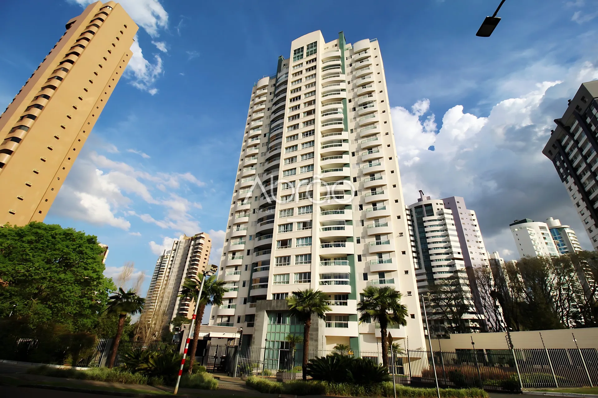 Furnished duplex apartment with 4 suites and 5 baths — photo 48