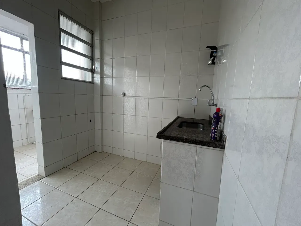 2-bedroom apartment with a glass shower enclosure — photo 2
