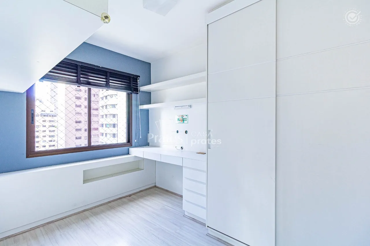 3-bedroom apartment with a glassed-in balcony — photo 13