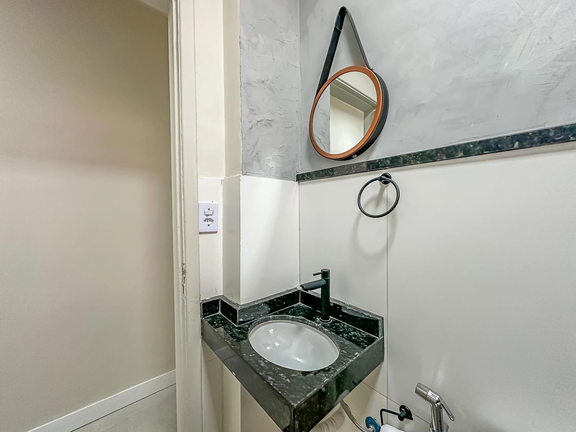 Furnished 1-bedroom apartment with no parking — photo 19
