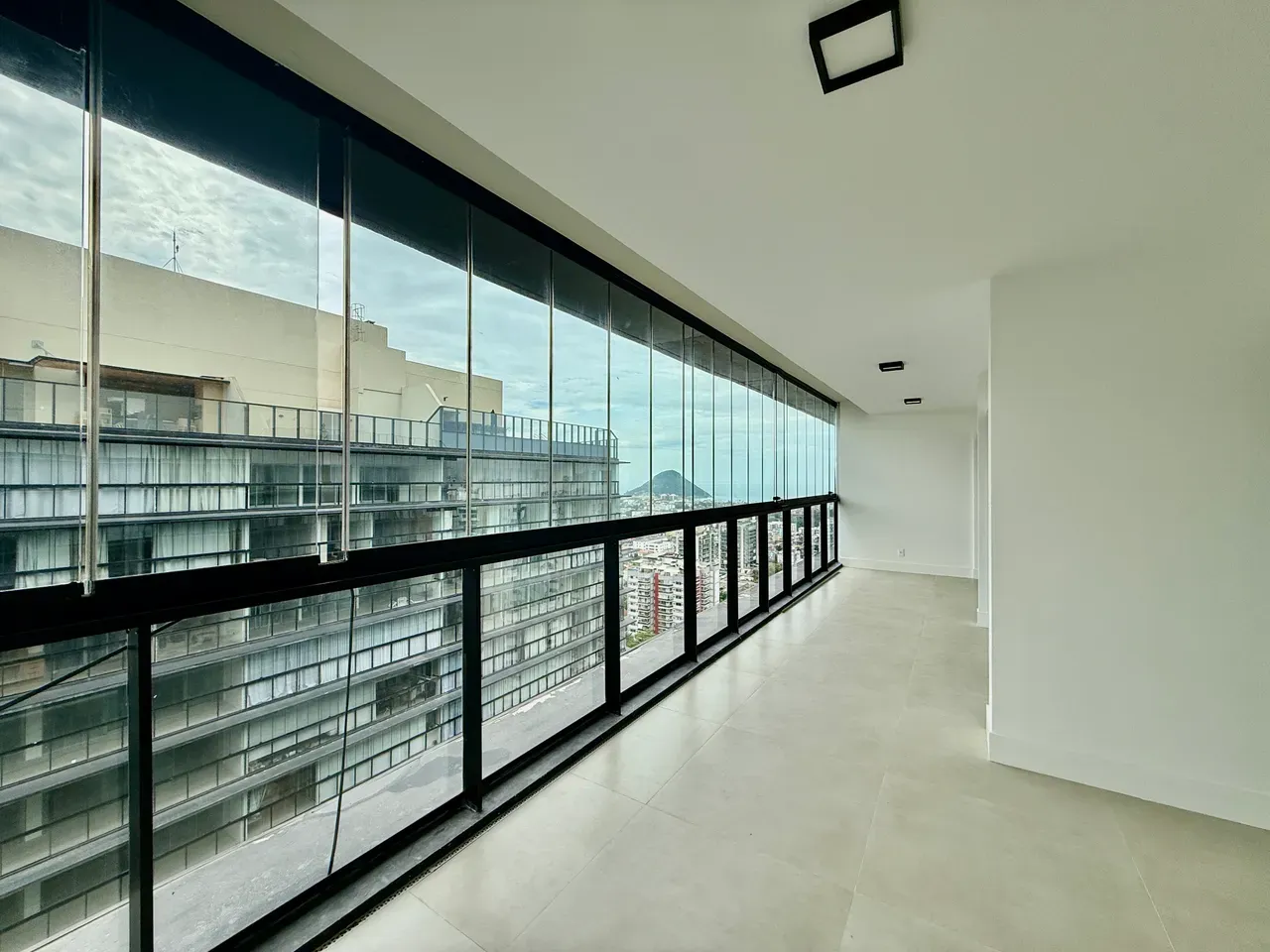 2-bedroom apartment with a water view — photo 3