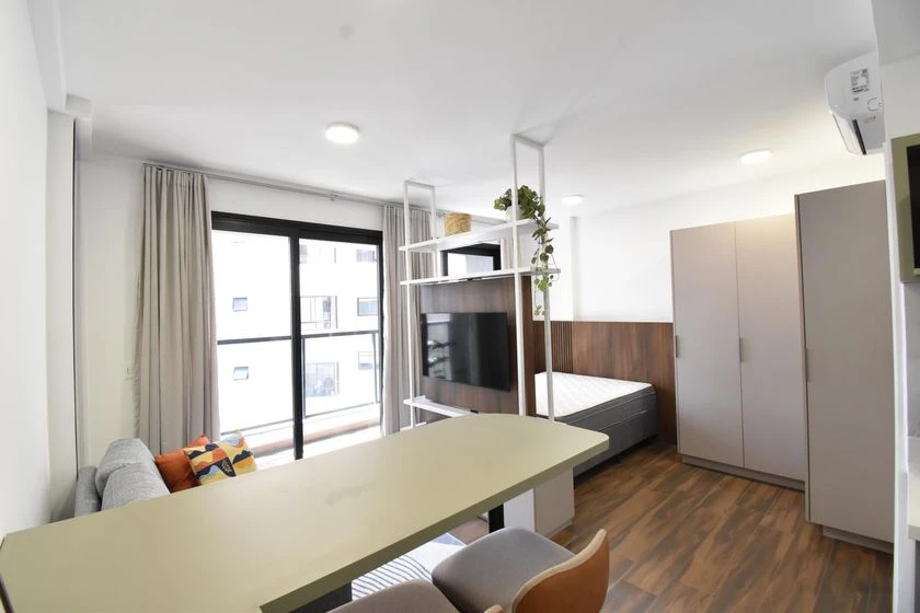 Furnished studio with 1 bedroom and a balcony — photo 4