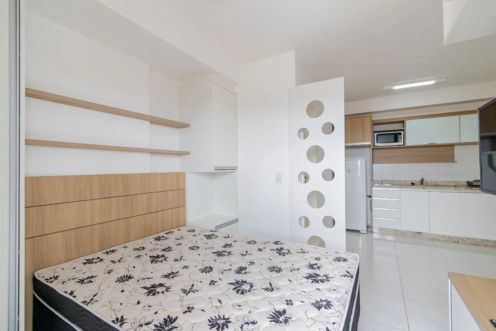 Furnished 1-bedroom apartment with balcony — photo 16