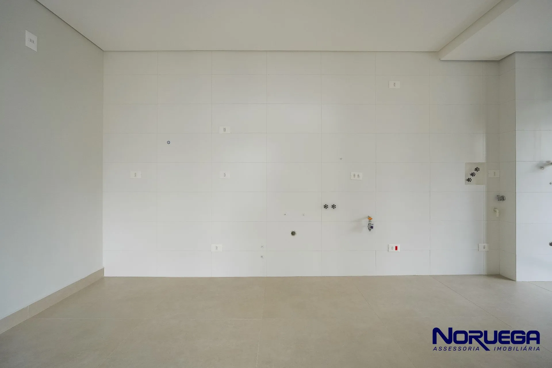 3-bedroom apartment with a glass-enclosed balcony — photo 17