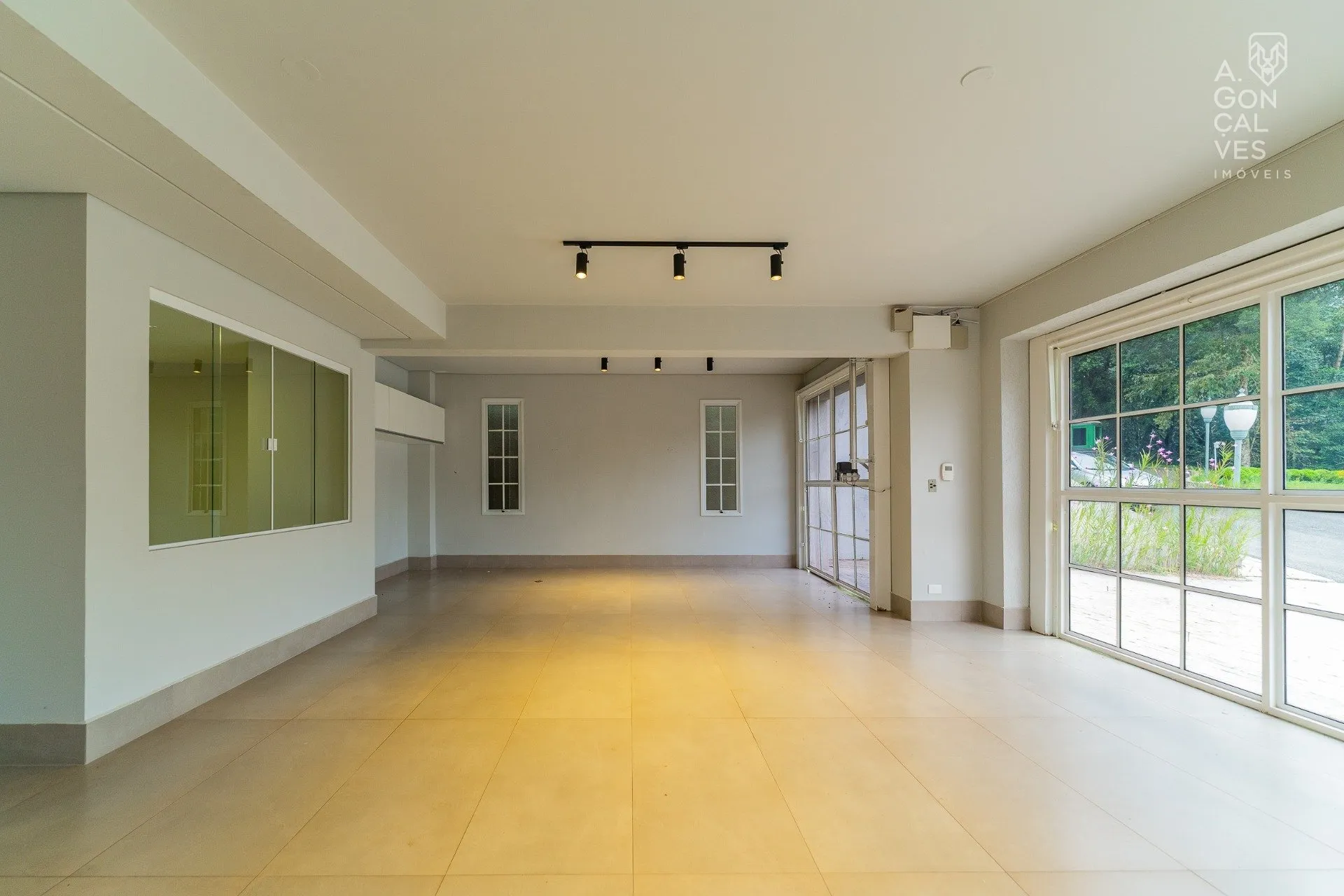 House with 4 bedrooms and 5 bathrooms, 5 parking spots — photo 58