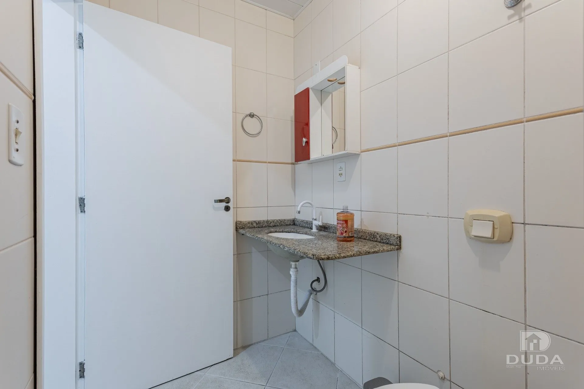25 m² studio with compact kitchenette and 1 bathroom — photo 11
