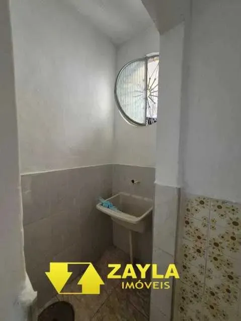 1-bedroom apartment with a glass-enclosed shower — photo 9