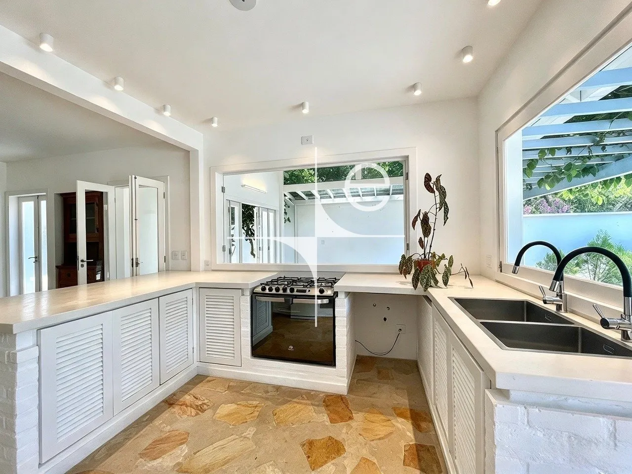 Water view in a 3-bedroom house, 220 m² — photo 16