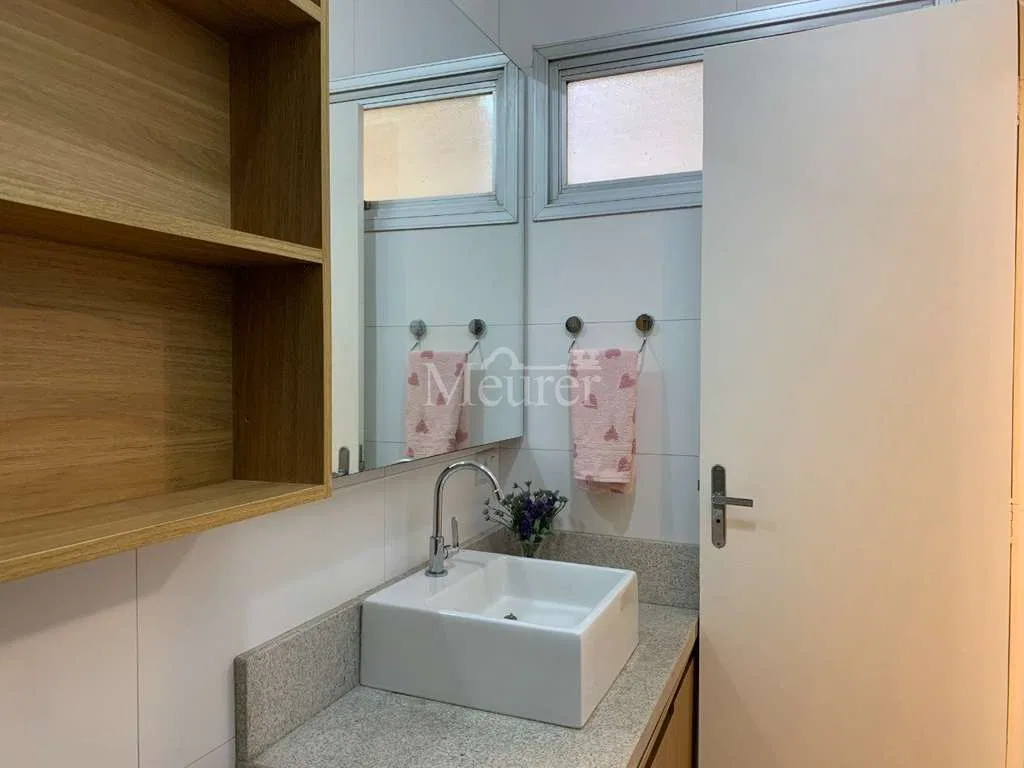 Furnished apartment, 27 m², with wood or laminate floors — photo 4