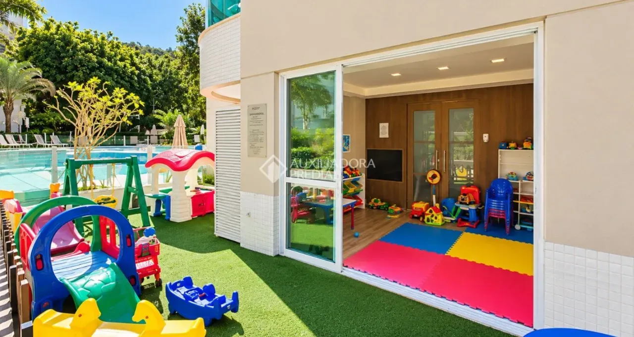 Balcony with a grill in a 4-bedroom apartment, 125 m² — photo 32