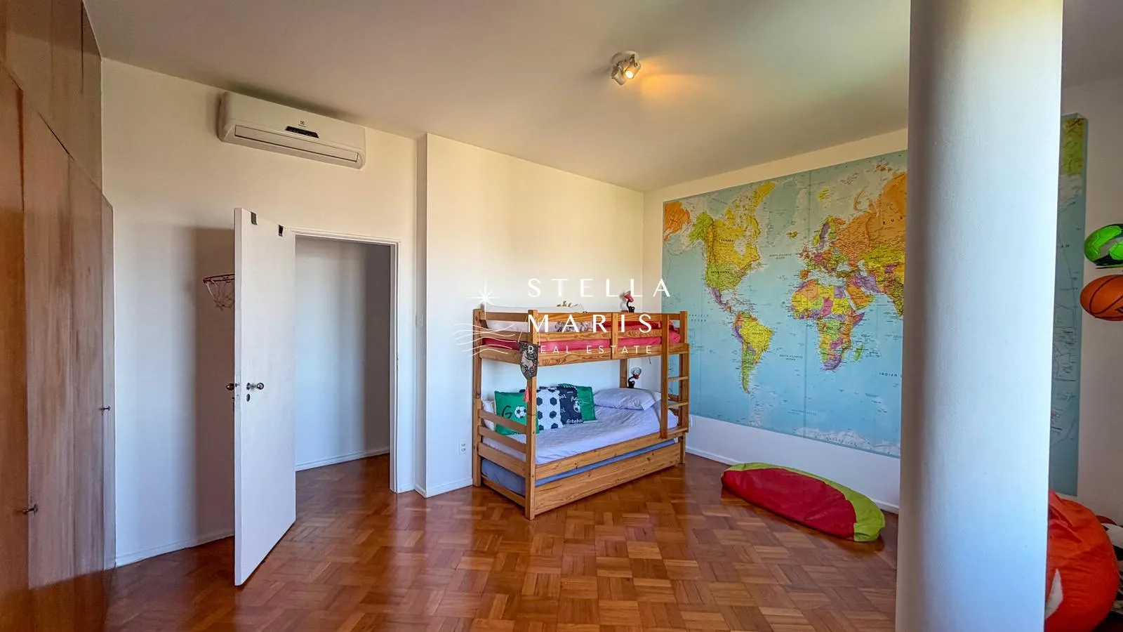 Furnished apartment, 398 m², with floor-to-ceiling windows — photo 27