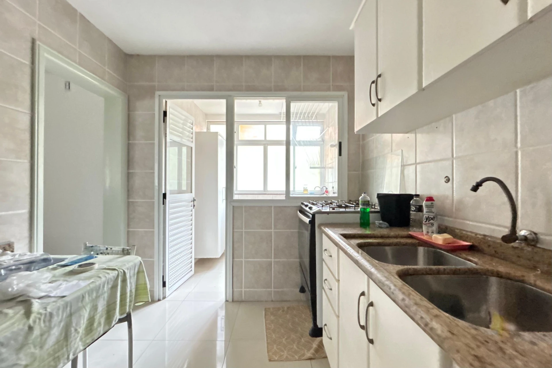 Glass-enclosed balcony in a 3-bedroom apartment, 108 m² — photo 25