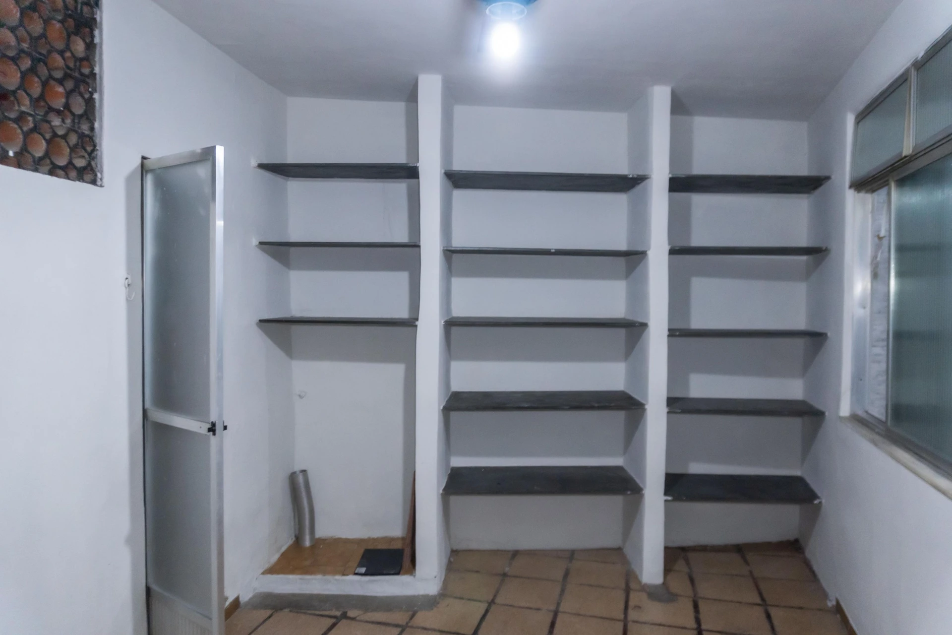 House with 1 bedroom and a separate kitchen — photo 27