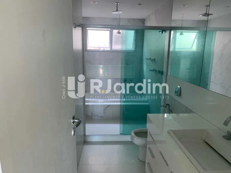 Unfurnished 3-bedroom apartment with open-plan kitchen — photo 11