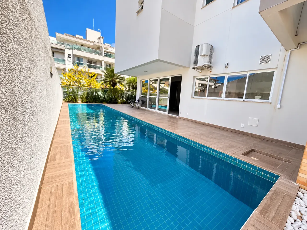 3-bedroom apartment in a building with a pool — photo 25