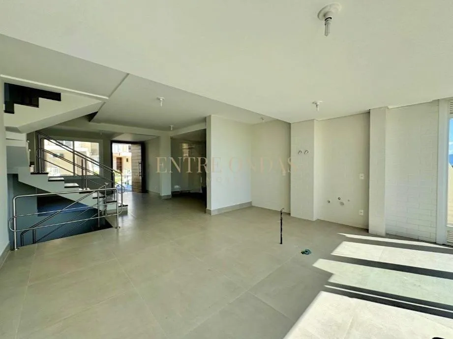 4-bedroom house with floor-to-ceiling windows
