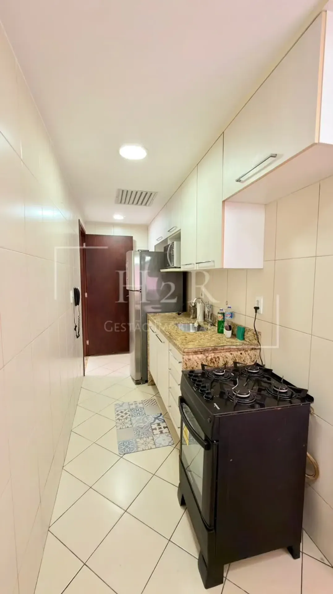 Furnished 3-bedroom apartment with balcony — photo 31