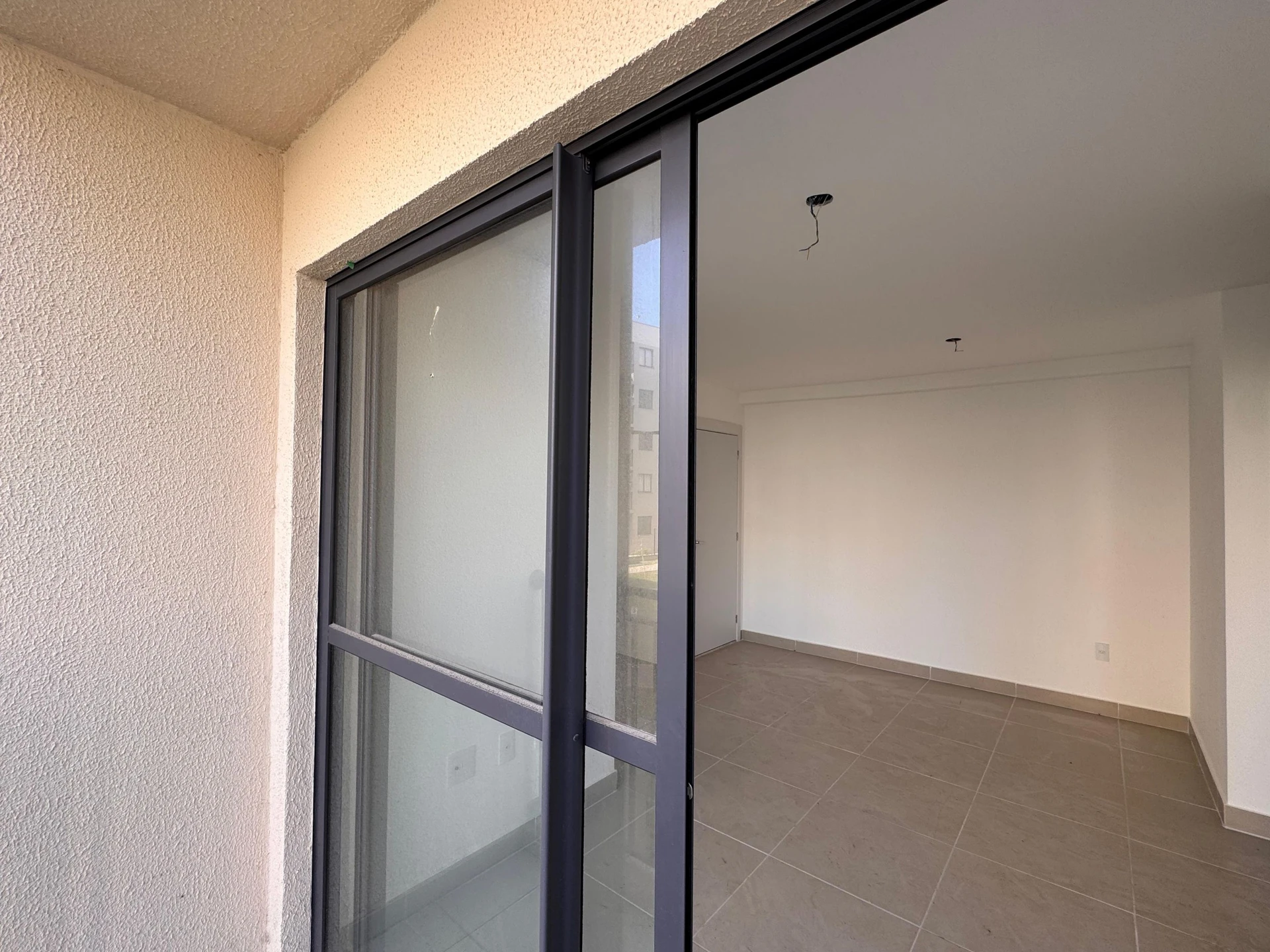 Unfurnished 2-bedroom apartment with parking and balcony — photo 28
