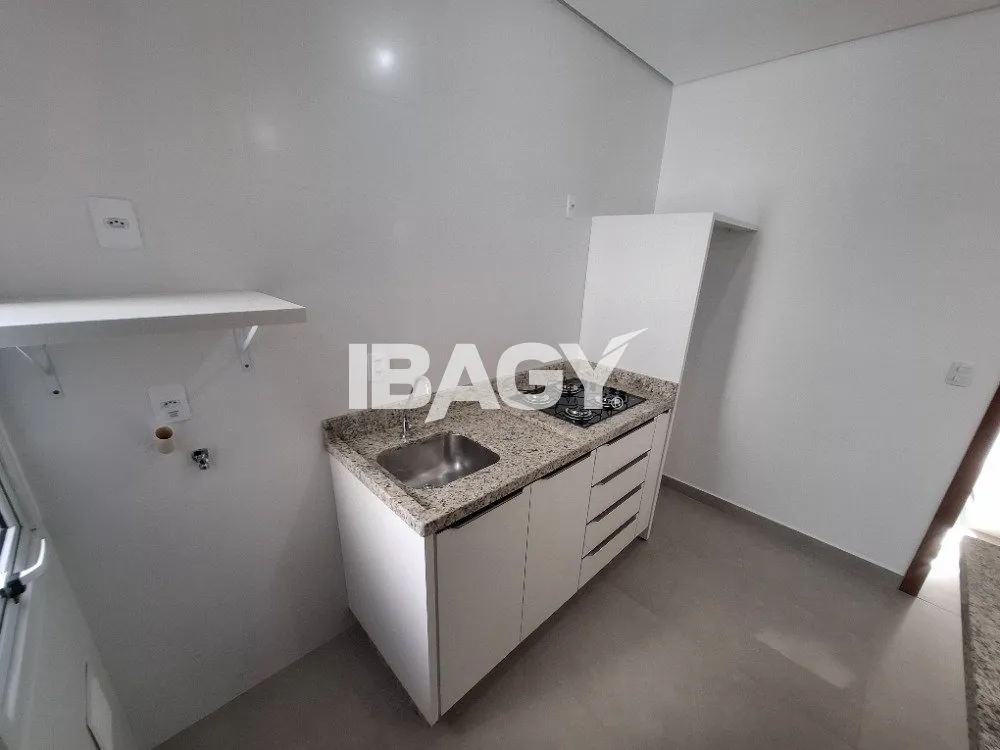 1-bedroom apartment with compact gas kitchenette — photo 2