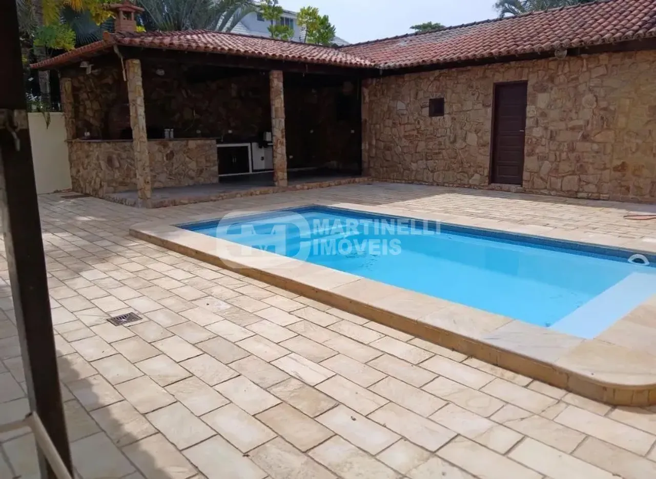 House with 4 bedrooms and 4 bathrooms plus balcony grill