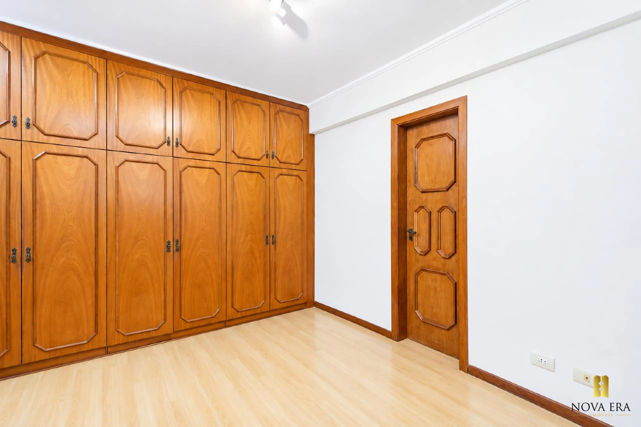 Glass-enclosed balcony in a 3-bedroom apartment, 124 m² — photo 18